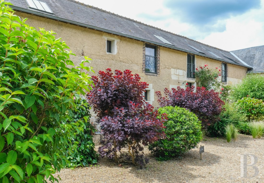 A artists' house with a cluster of small houses on the way to Le Mans - photo  n°54